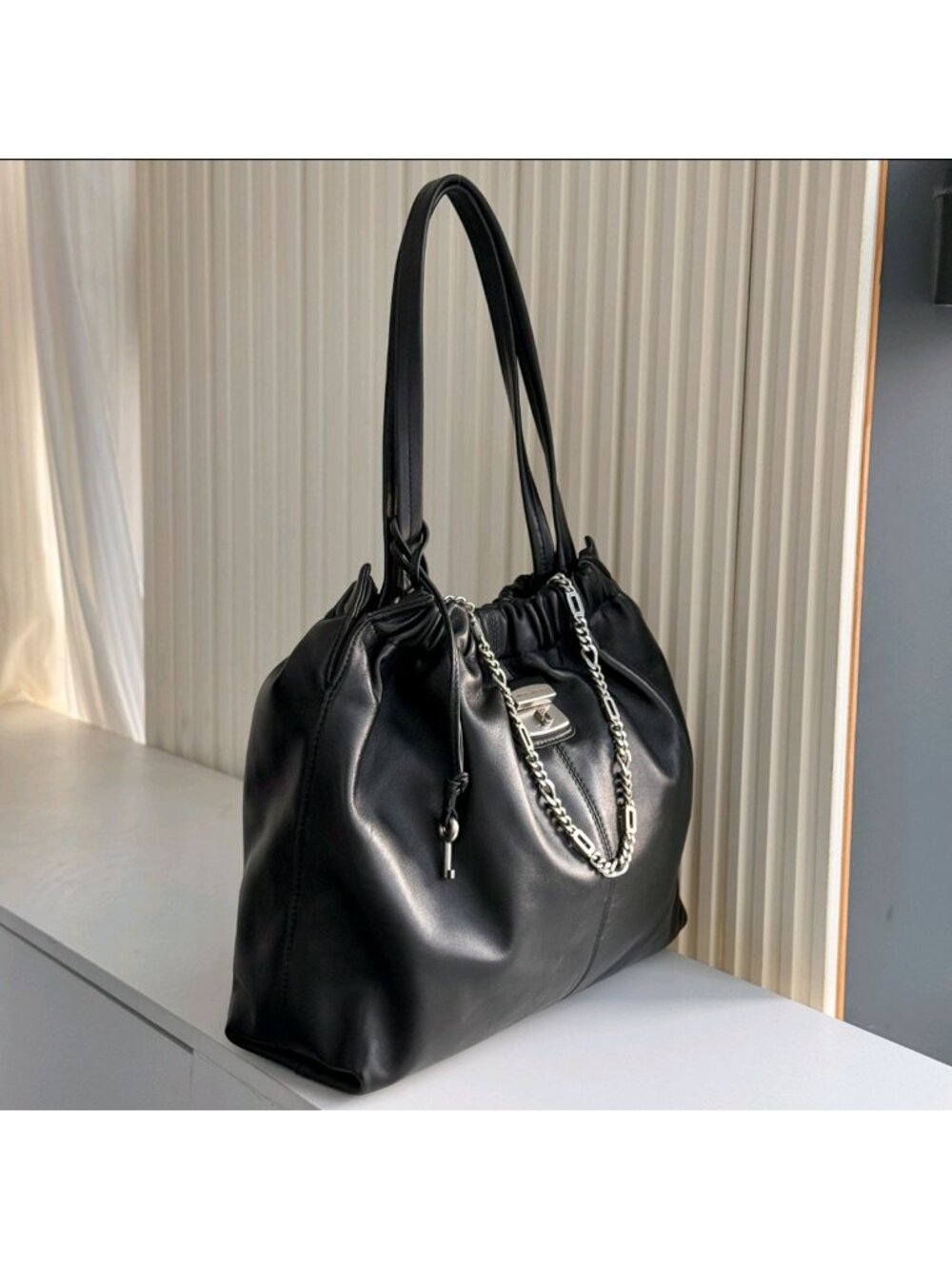 Marc Jacobs The Cristina Chain-Embellished Drawstring Leather Tote Black OS - Picture 4 of 12